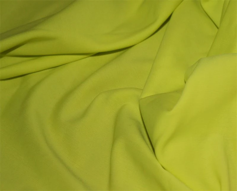 Material de poliéster y spandex.